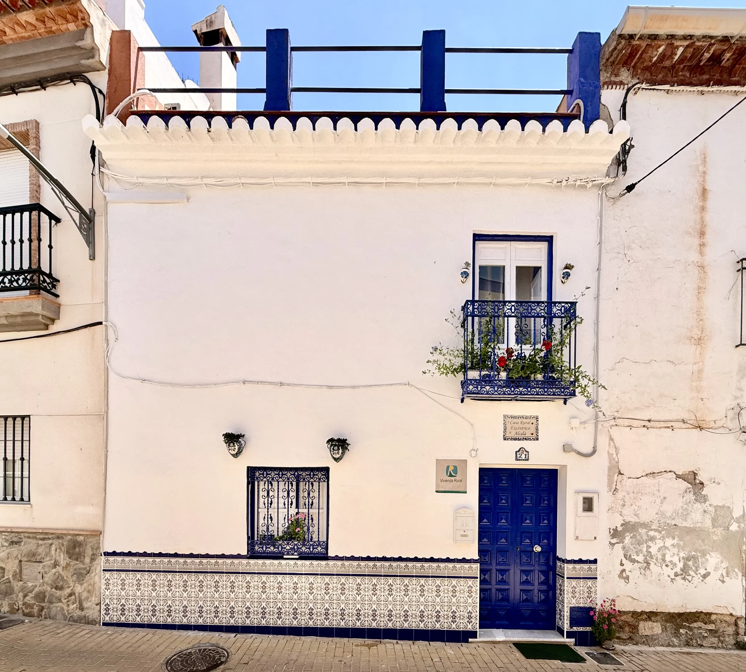 Fachada de Excéntrico Alcalá en Vélez de Benaudalla